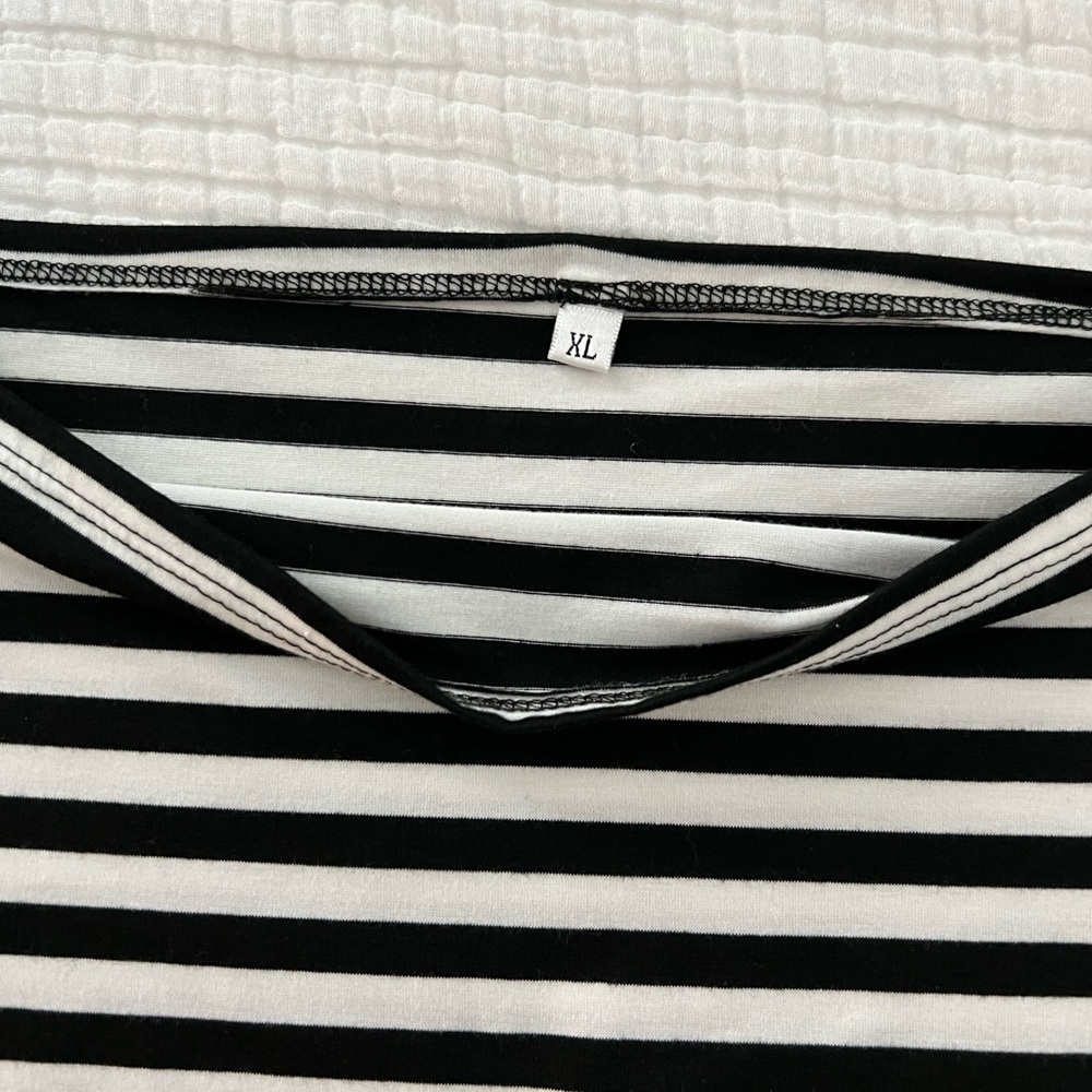 ⭐️ 3/$18⭐️ Black and White Fitted Short Sleeve Top - Picture 4 of 6